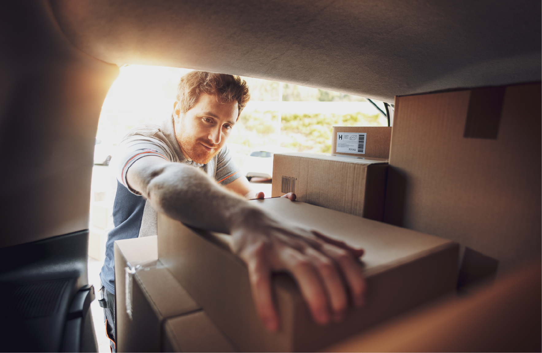 Professionnelle transportant du matériel de service